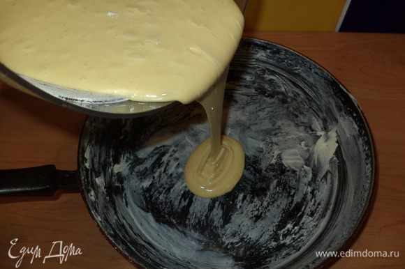 В промасленную форму влить тесто толщиной 1 см и выпекать при t 180 градусов. Взбить ингредиенты для крема, хорошо пропитать коржи, собрать торт, украсить тертыми орехами ! Приятного чаепития!