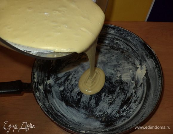 В промасленную форму влить тесто  толщиной 1 см и выпекать при t 180 градусов.

Взбить ингредиенты для крема, хорошо пропитать коржи, собрать торт, украсить тертыми орехами ! Приятного чаепития!