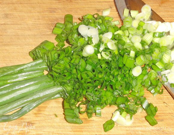 Мелко нарежьте зеленый лук.