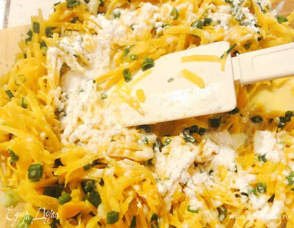 Добавьте соль, сахар и  разрыхлитель.