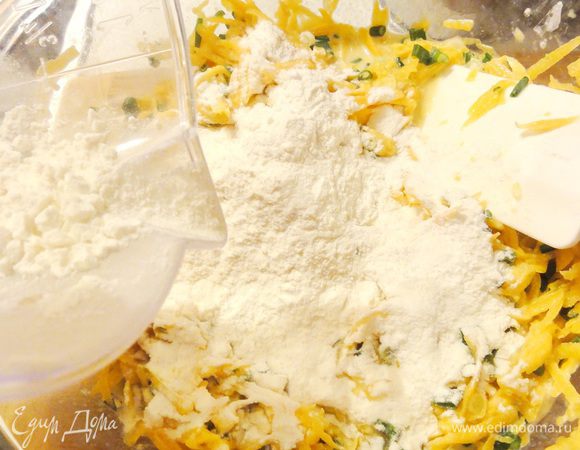 Всыпьте пшеничную муку и все перемешайте.