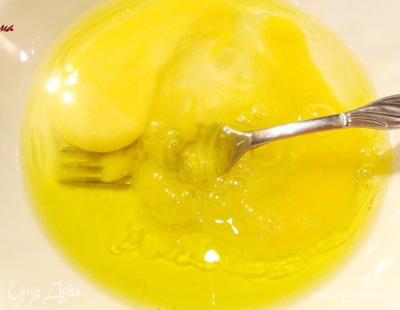 Взбейте яйца с оливковым маслом.
