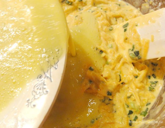 Влейте в емкость со смесью.