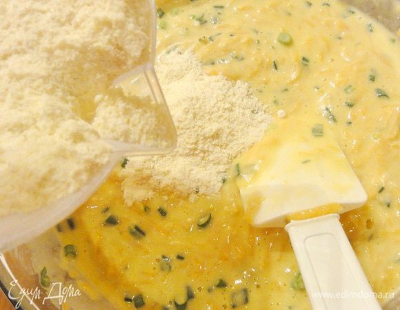 Постепенно добавляйте кукурузную муку и перемешайте.