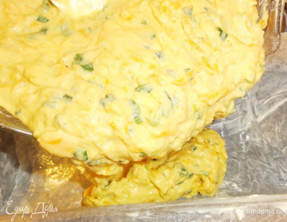 Форму выложите бумагой и смажьте сливочным маслом. Вылейте тесто в форму.