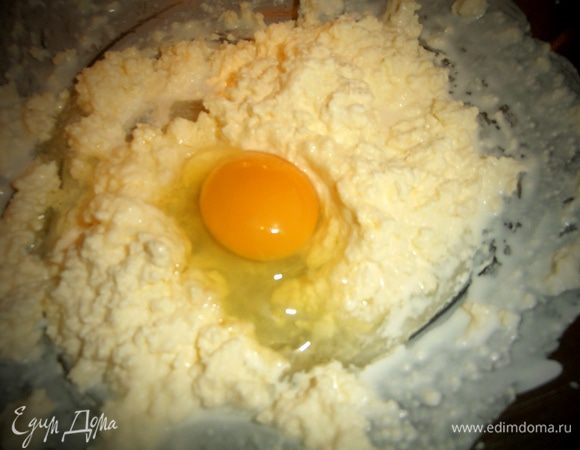 К перемешанной массе вбить яйцо.
