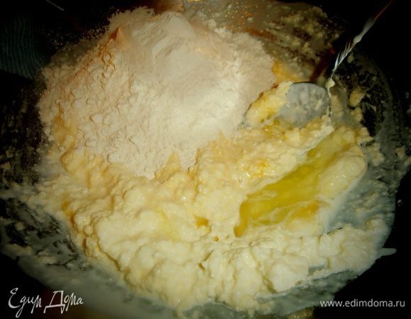 Всыпаем просеянную муку...