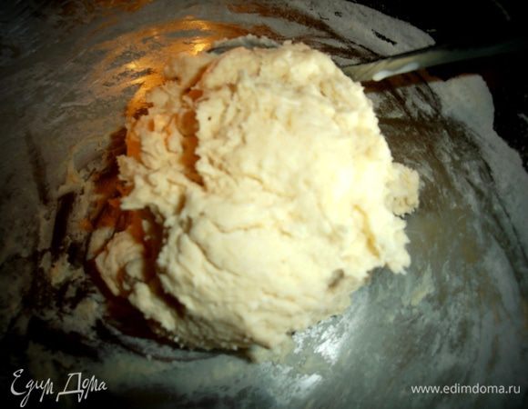 Получившийся колобок отправляем в холодильник на полчаса.