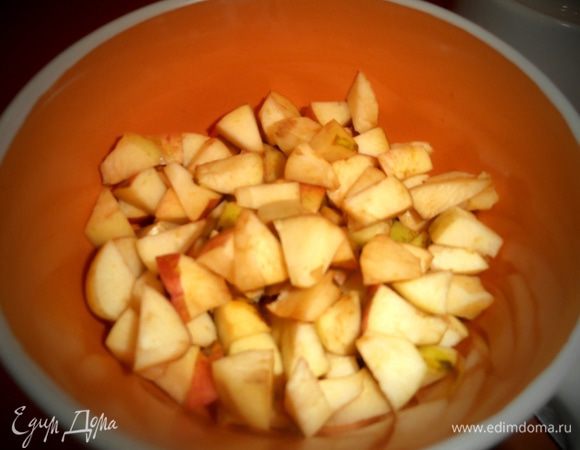 Занимаемся пока начинкой:яблочки прямо с кожурой мелко крошим(можно сбрызнуть лимонным соком)