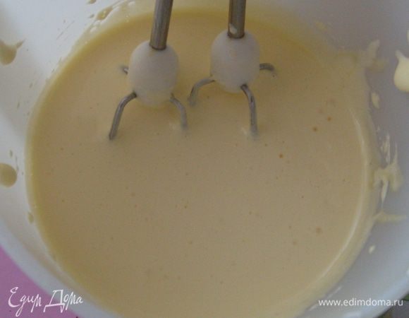 Взбить яйца с сахаром до образования пышной белой пены.