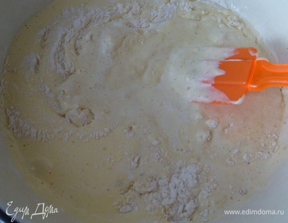 Добавить просеянную муку.