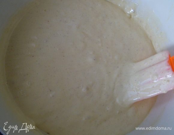 Добавить ванильный сахар или мякоть ванильного стручка, сливки и аккуратно перемешать силиконовой лопаточкой, как бы вмешивая муку снизу вверх