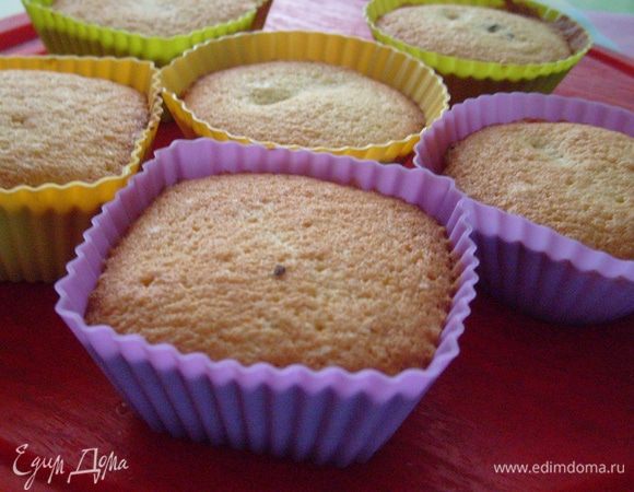 Выпекать при 190 градусах 25 мин. Готовое пирожное на несколько минут оставить в формочке, затем достать из формы. При желании можно полить глазурью (но получается и так вкусно и сладко). 