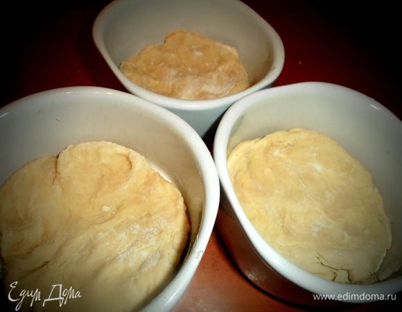 Смазываем формочки маслом и разминаем по дну тесто,обмакнув пальцы в муке.