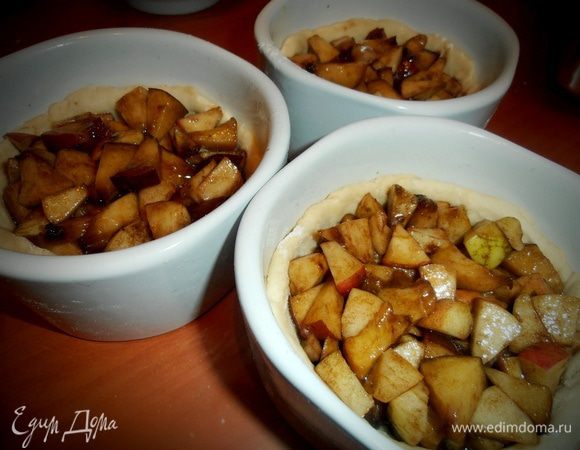 Выкладываем ароматную начинку,не жалея!