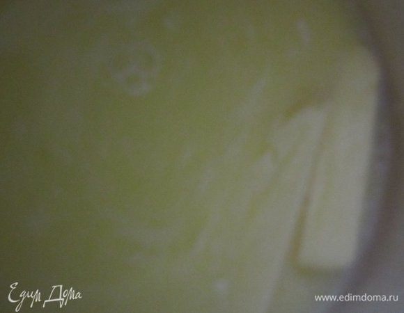 Бисквит. Молоко и сливочное масло довести практически до кипения.