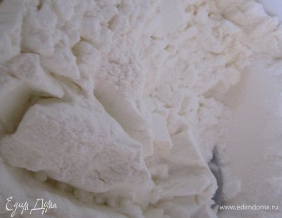 Муку, крахмал, разрыхлитель, щепотку соли смешать.