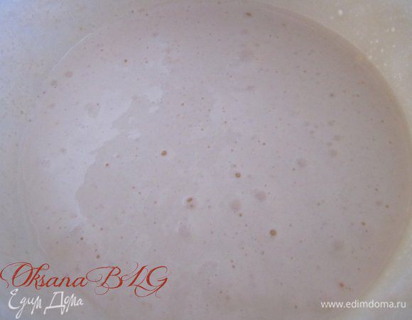 Яйца и сахар взбить в устойчивую пышную массу, масса должна увеличится как минимум в 3 раза.