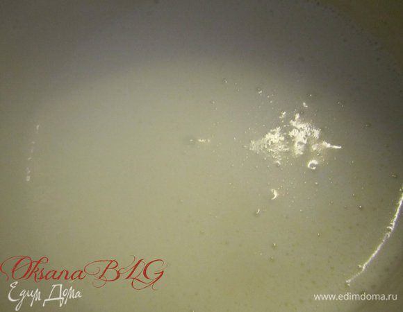 В яичную массу добавить сухую смесь. Перемешать.