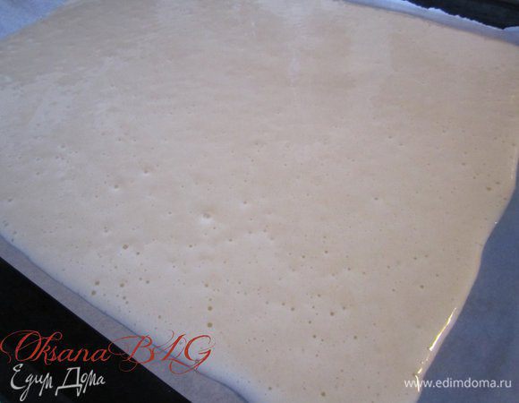 Противень застелить пергаментной бумагой. Вылить тесто.