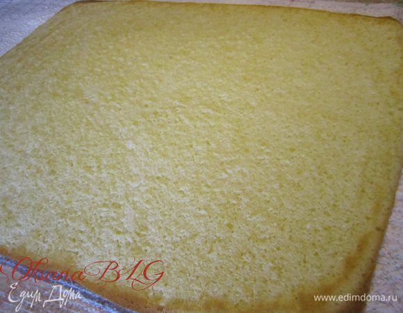 Готовый бисквит перевернуть на полотенце, снять пергаментную бумагу.