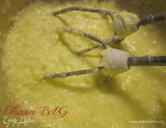 Крем. Молоко и масло должно быть комнатной температуры. Посуду для взбивания лучше выбрать высокой и узкой. Смешать молоко, масло, сахарную пудру. Начинаем взбивать на низкой скорости. Вначеле кажется что с кремом все плохо, он расслоился, но не бойтесь! Крем по мере взбивания становится однородной, шелковой массой. 