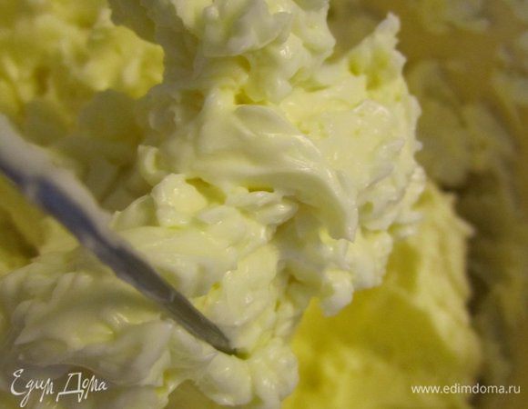 Маленькая подсказочка, чтобы ускорить процесс, можно на 5-10 секунд посуду с кремом поставить на огонь ( только в том случае если она у вас железная или огнеупорная), затем продолжать взбивать.