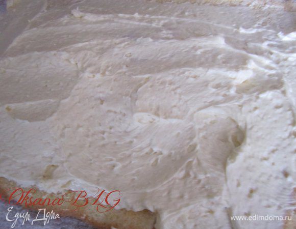 Готовый крем нанести на охлажденный, развернутый бисквит.