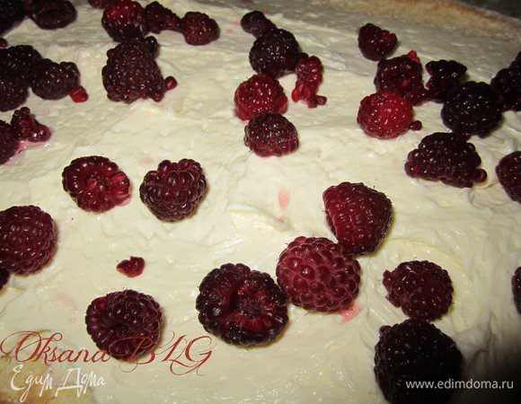 По желанию добавить ягоды. Свернуть рулет.