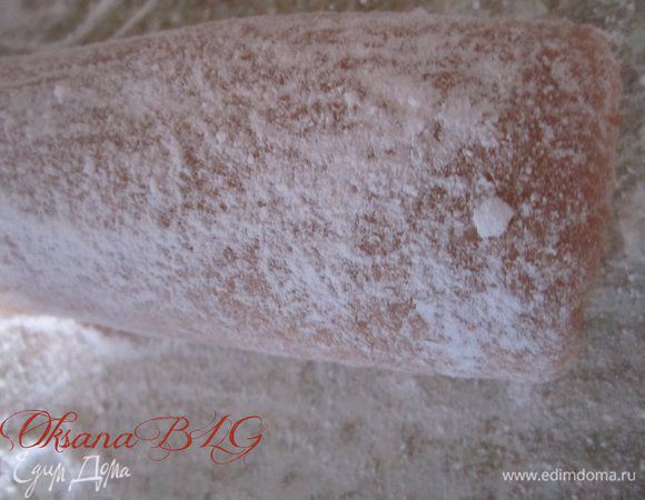 Посыпать пудрой. поставить на 20-30 минут в холодильник.