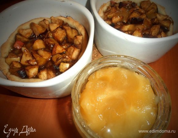 Пока горячие,я полила мёдом и он сразу растёкся,а можно,как у Юлии,растопить джем и полить начинку!