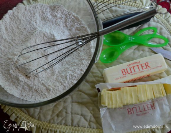Смешать муку сахар и соль.Отдельно порежем масло мален.кусочками.