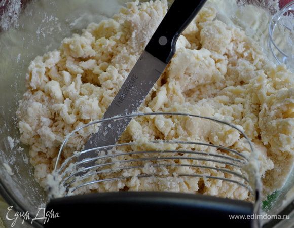 Выложим порезанное слив.масло в приготовленное блюдо с мукой. Порубим  до крошкообразного состояния. Добавим медленно ледяную воду. Тесто не должно получится мокрым и липким. Но если оно у вас суховатое - добавим еще немного воды (мне добавлять не пришлось).