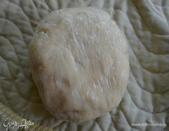 Положим тесто в пищев. пленку, закроем. В холодильник на 1 час до использования.