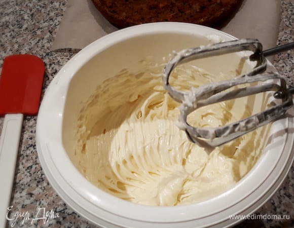 Из остальных ингредиентов (комнатной температуры) приготовить помадку: тщательно взбить венчиком или миксером сыр с сахарной пудрой, затем добавить масло, эссенцию и лимонный сок.