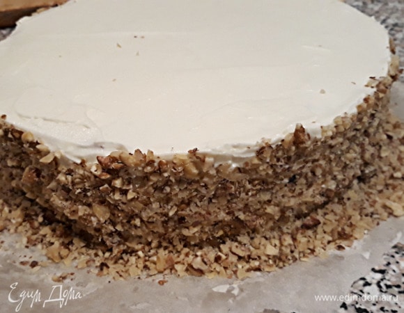 Я разрезала корж и промазала помадкой, обсыпала с боков орехами. Морковки из марципана сделала. Рецепт теста для морковного кекса у меня базовый, если не считать орехи. При желании можно добавлять изюм, кусочки консервированного ананаса, апельсиновую цедру, тертый миндаль, но классический — без всех этих излишеств. Форма может быть какой угодно, в том числе и маленькие кексики, но время выпекания тогда уменьшится. Дайте ему постоять ночь, на следующий день он станет еще вкуснее!