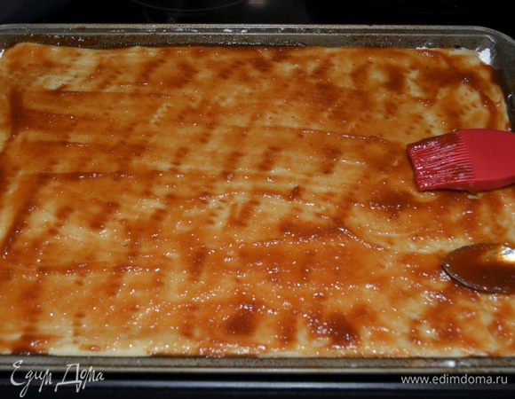 Достанем из холодильника. Смажем поверхность яблочным пюре.