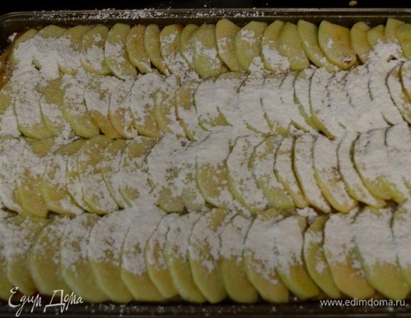 Выложим в 3 ряда, у меня вышло 4 часто друг за другом. Смажем растопл.сливоч.маслом ,сверху обсыпаем сахар.пудрой. Поставим в разогретую духовку на 200-210 гр.Выпекаем примерно 50 мин.Или до золотистого цвета.