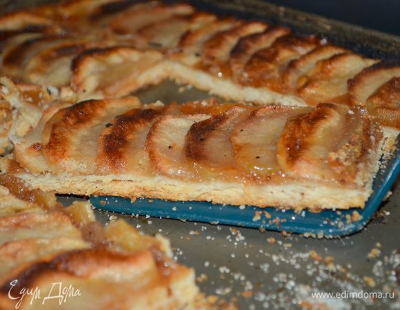 Пока готовится пицца приготовим джем абрикосовый. Разогреем джем в небольшой кастрюльке на медленном огне. Затем пропустим через сито и смажем готовую теплую пиццу абрикосовым джемом. Разрежем на кусочки. Подаем по желанию с ванильным мороженым.