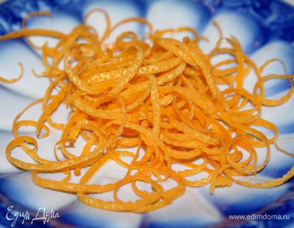 С апельсина снять цедру специальным ножом или натереть на терке.