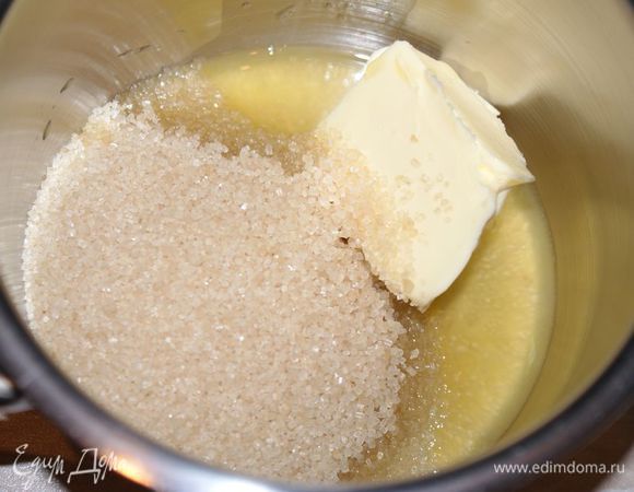 В отдельную кастрюльку положить масло, коричневый сахар и апельсиновый сок. Проварить помешивая 2-3 минуты. Вылить карамель в форму.