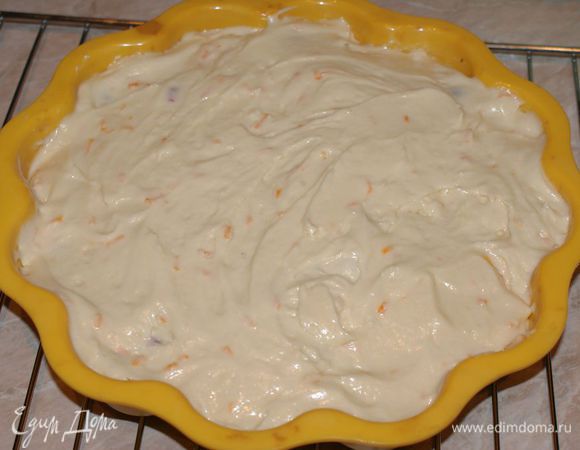 Взбить миксером масло с сахаром. Добавить яйцо и цедру. Хорошо взбить до белой пышной массы. Смешать венчиком муку с разрыхлителем, содой и солью. Добавить в 2 приёма в масляную смесь, чередуя с кефиром. Выложить тесто в форму поверх клюквы.