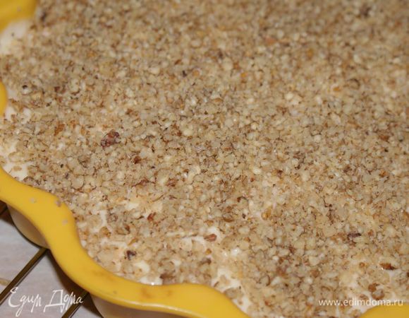 Грецкие орехи перемолоть в блендере в крошку. Выложить поверх теста.