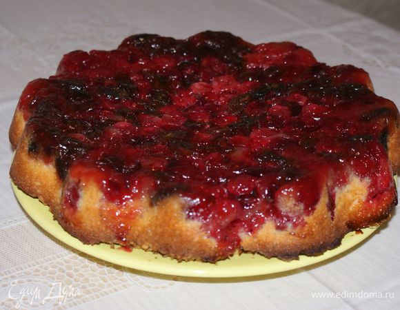 Выпекать 40-50 минут, готовность проверить тонкой палочкой. Готовый пирог охладить в форме 5-10 минут и перевернуть на сервировочное блюдо или на тарелку. Подавать тёплым или остывшим.
Приятного аппетита!