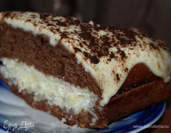 Сборка коржа:
На нижнюю часть коржа выложить начинку, сверху покрыть вторым коржом.
Сверху выложить сливочный крем, присыпать какао и поставить в холодильник.   

Приятного аппетита!