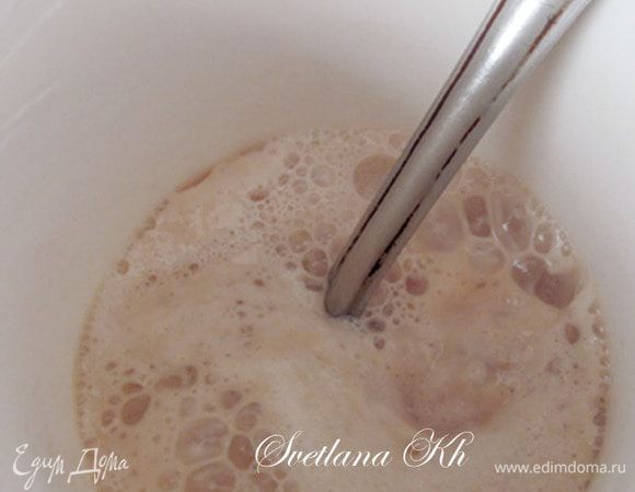 Дрожжи растворить в 50 мл  теплого молока, добавить 1 ч.л. сахара. 
