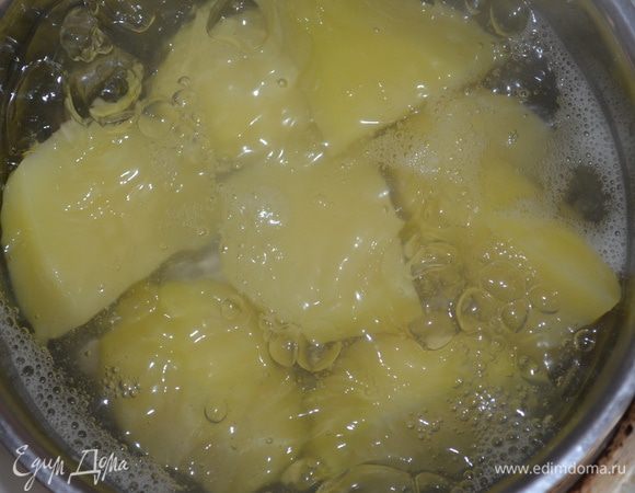 Картофель отварить, воду слить. Остудить. 