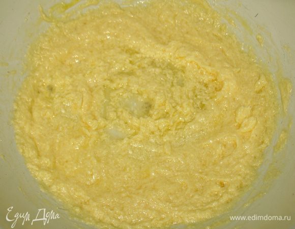Взбиваем масло с сахаром до кремообразного состояния.  Добавляем яйцо и перемешиваем. 