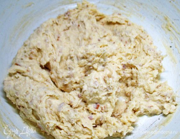 Муку с миндалем смешиваем с масляной смесью.