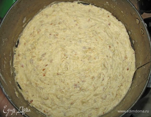 Тесто выкладываем в форму и печем при 180С 15-20 мин.  У меня форма диаметром 24 см.